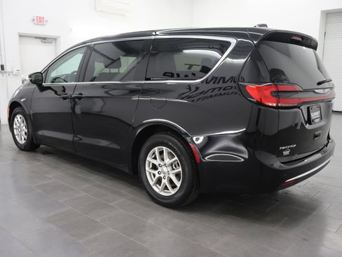 Used 2024 Chrysler Pacifica Touring-L FWD image 6