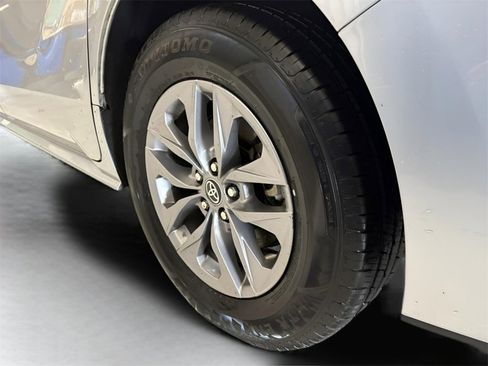 Used 2023 Toyota Sienna XLE image 6