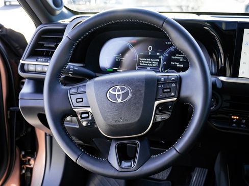 Certified 2025 Toyota Crown Signia image 35