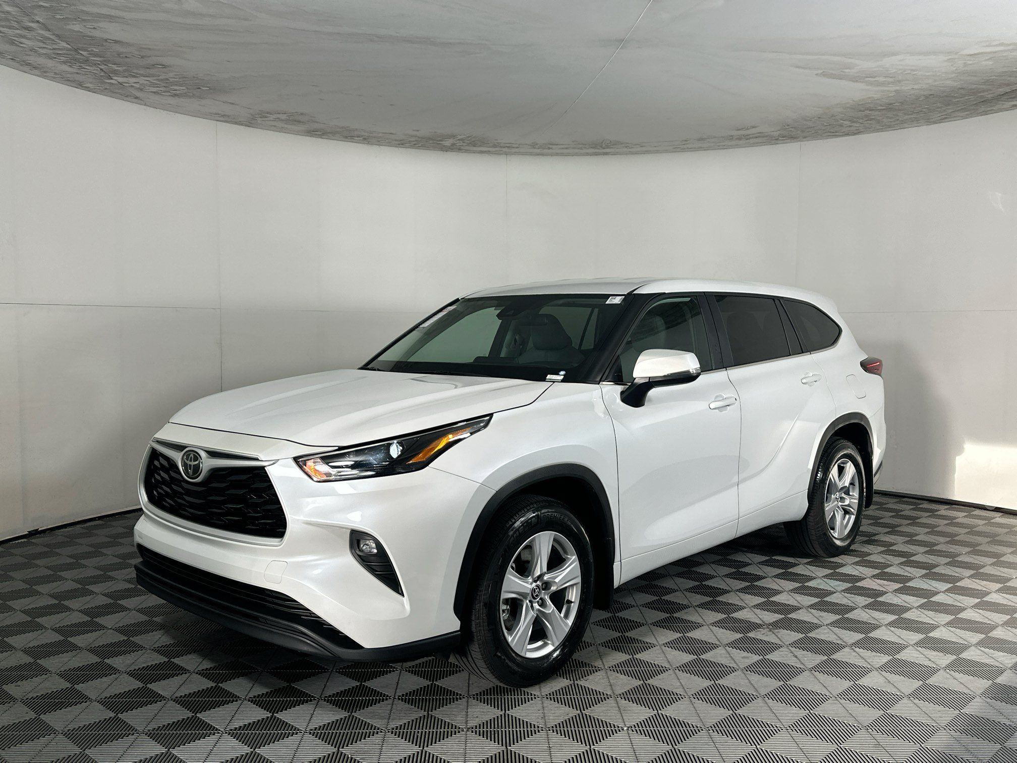 Used 2025 Toyota Highlander LE FWD image 7