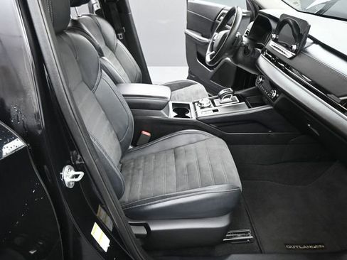 Used 2023 Mitsubishi Outlander SE image 37