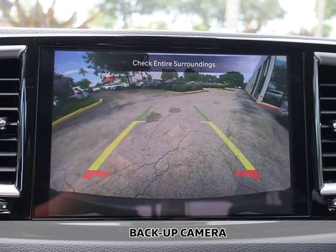 Used 2023 Chrysler Pacifica Touring-L FWD image 11