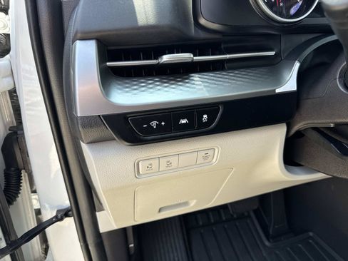 Used 2024 Kia Carnival LX FWD image 20