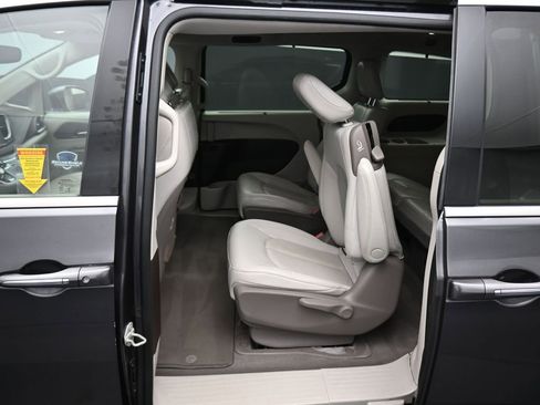 Used 2021 Chrysler Pacifica Touring-L FWD image 39