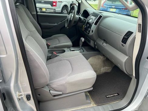 Used 2017 Nissan Frontier SV w/ SV Value Truck Package RWD image 7
