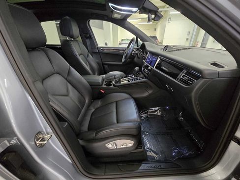 Used 2025 Porsche Macan AWD/4WD image 11