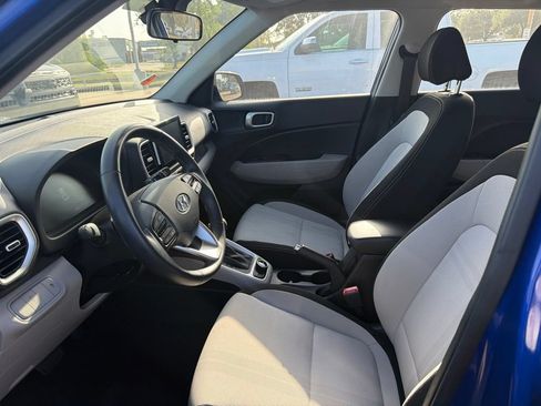 Used 2026 Hyundai Venue SEL FWD image 2