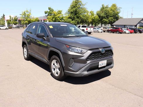 Used 2021 Toyota RAV4 LE AWD/4WD image 3