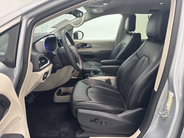 Used 2023 Chrysler Pacifica Touring-L FWD image 21