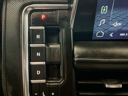 Used 2023 GMC Yukon XL SLT w/ SLT Premium Package AWD/4WD image 12