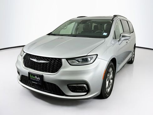Used 2022 Chrysler Pacifica Limited FWD image 3