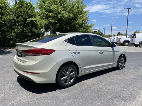 Used 2017 Hyundai Elantra SE FWD image 9