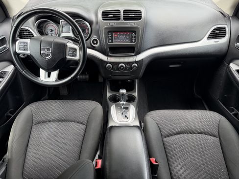 Used 2019 Dodge Journey SE w/ Connectivity Group FWD image 3