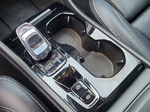 Certified 2023 Volvo XC40 B5 Ultimate w/ Protection Package Premier image 22