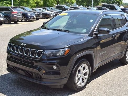 Used 2024 Jeep Compass Latitude AWD/4WD image 4