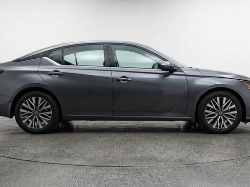 Used 2025 Nissan Altima 2.5 SV FWD image 11