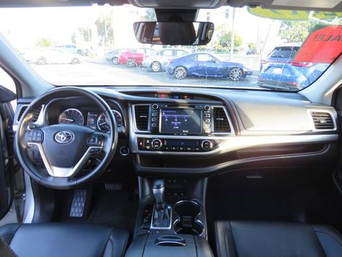 Used 2019 Toyota Highlander XLE image 23