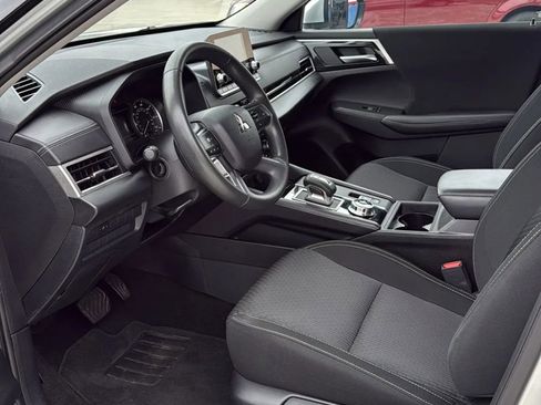 Used 2024 Mitsubishi Outlander ES image 8