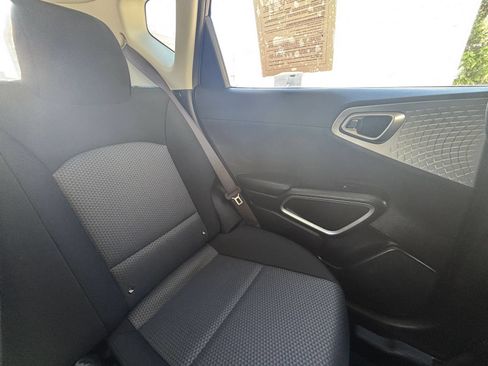 Used 2025 Kia Soul LX w/ LX Technology Package FWD image 34