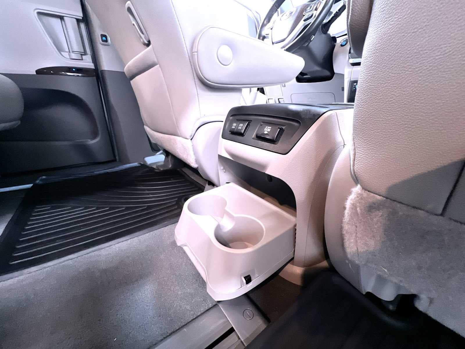 Used 2019 Toyota Sienna XLE w/ XLE Navigation Package FWD image 39