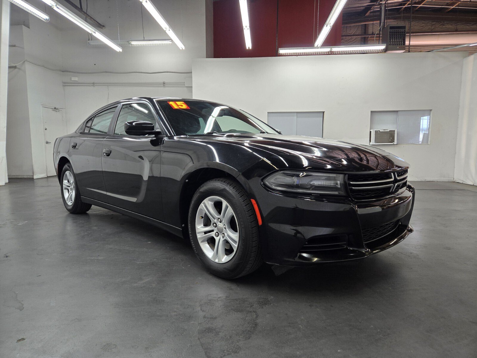 Used 2015 Dodge Charger SE RWD image 4