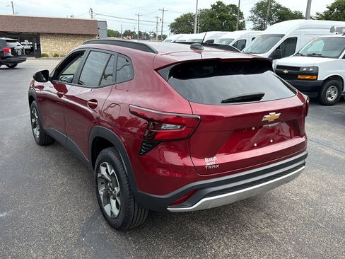 Used 2025 Chevrolet Trax LT FWD image 5