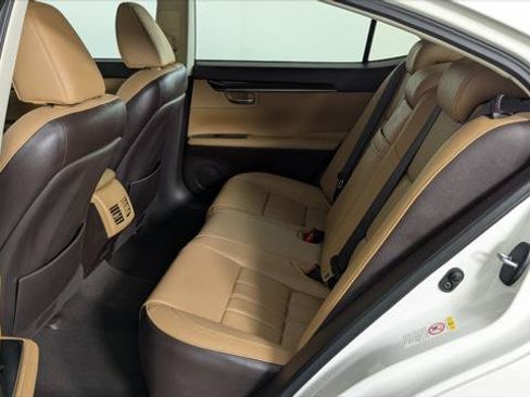 Used 2018 Lexus ES 350 w/ Luxury Package w/Wood Trim FWD image 16