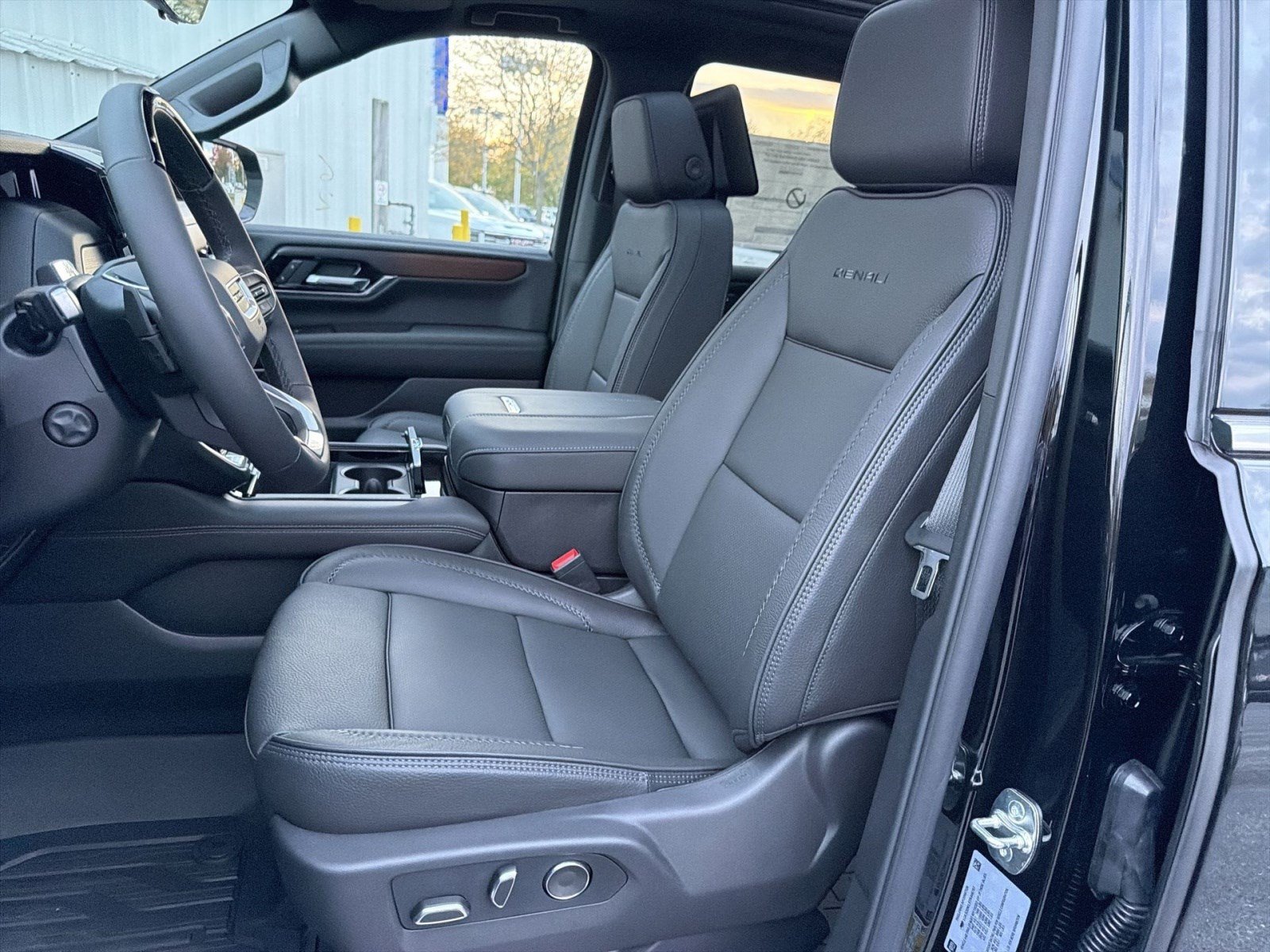 New 2026 GMC Yukon Denali w/ Denali Reserve Package AWD/4WD image 10