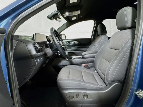 Used 2025 Chevrolet Traverse LT image 19