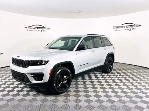 Used 2024 Jeep Grand Cherokee Limited w/ Black Appearance Package AWD/4WD image 4