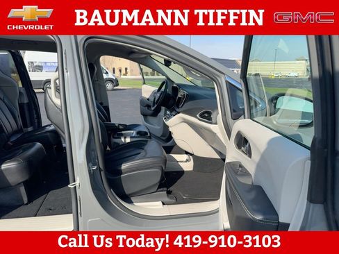 Used 2023 Chrysler Pacifica Touring-L image 15