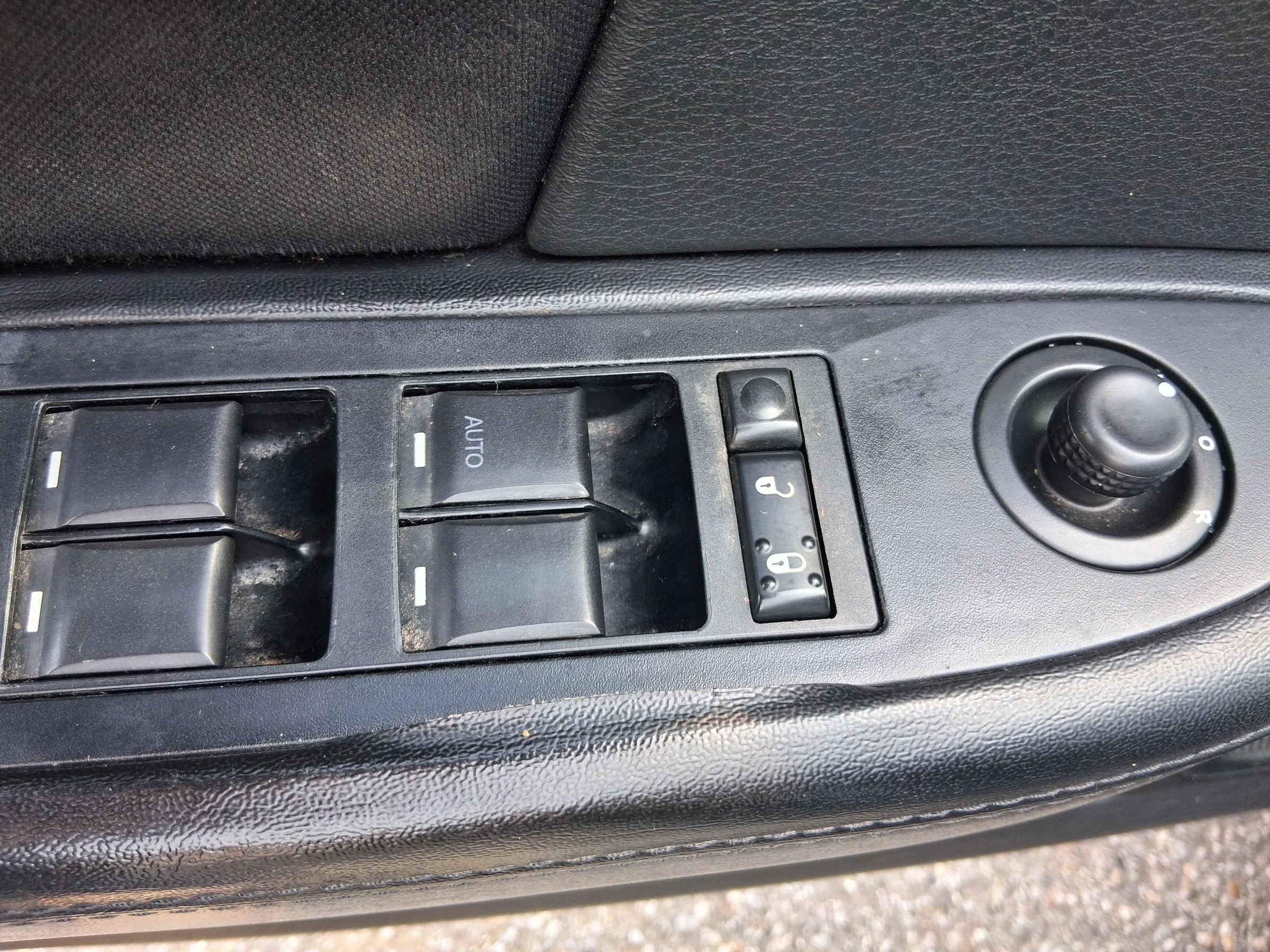 Used 2014 Chrysler 200 LX FWD image 16