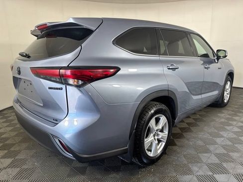 Used 2021 Toyota Highlander LE AWD/4WD image 3