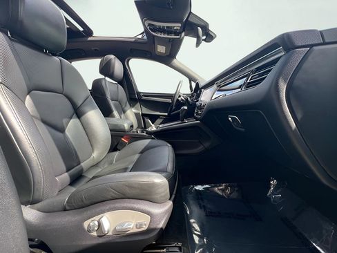 Used 2022 Porsche Macan AWD/4WD image 30