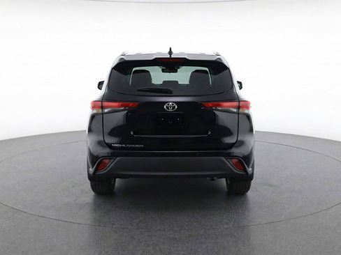 Used 2025 Toyota Highlander LE FWD image 7