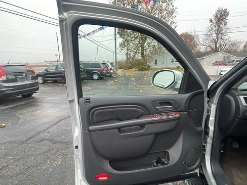 Used 2011 Cadillac Escalade EXT Premium image 18