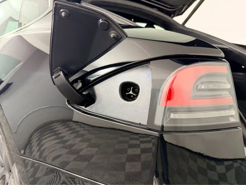 Used 2022 Tesla Model S image 19