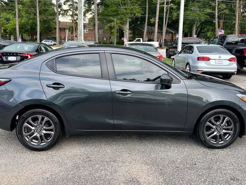 Used 2020 Toyota Yaris LE FWD image 7