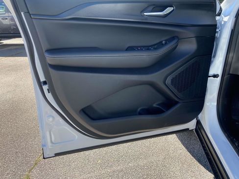 New 2025 Jeep Grand Cherokee Altitude image 11