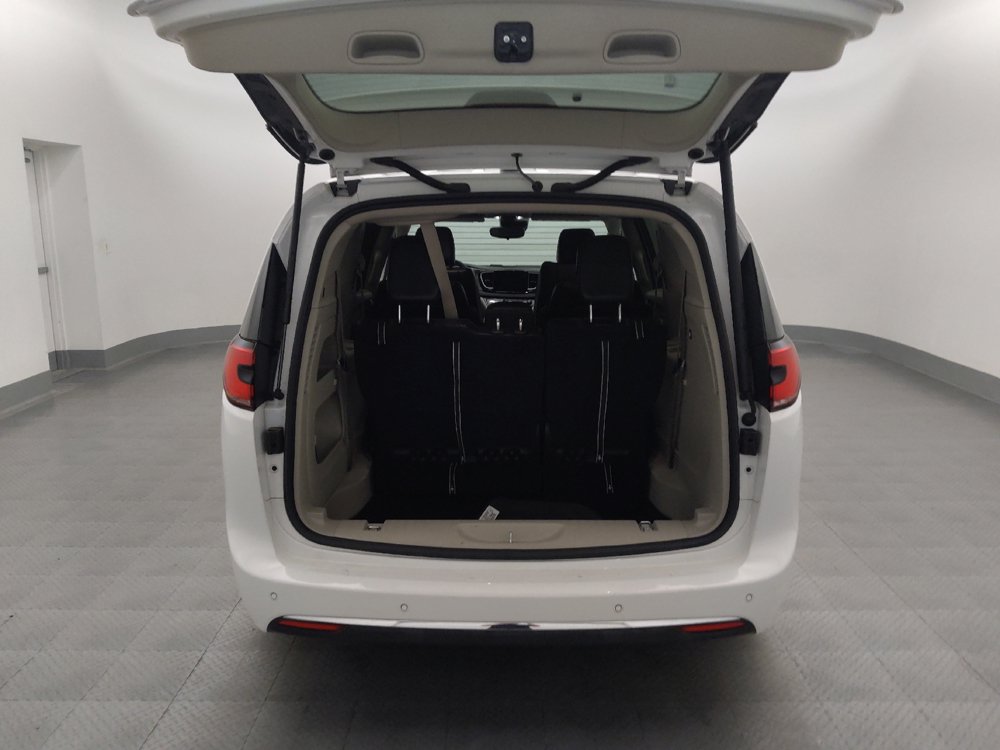 Used 2023 Chrysler Pacifica Touring-L FWD image 29