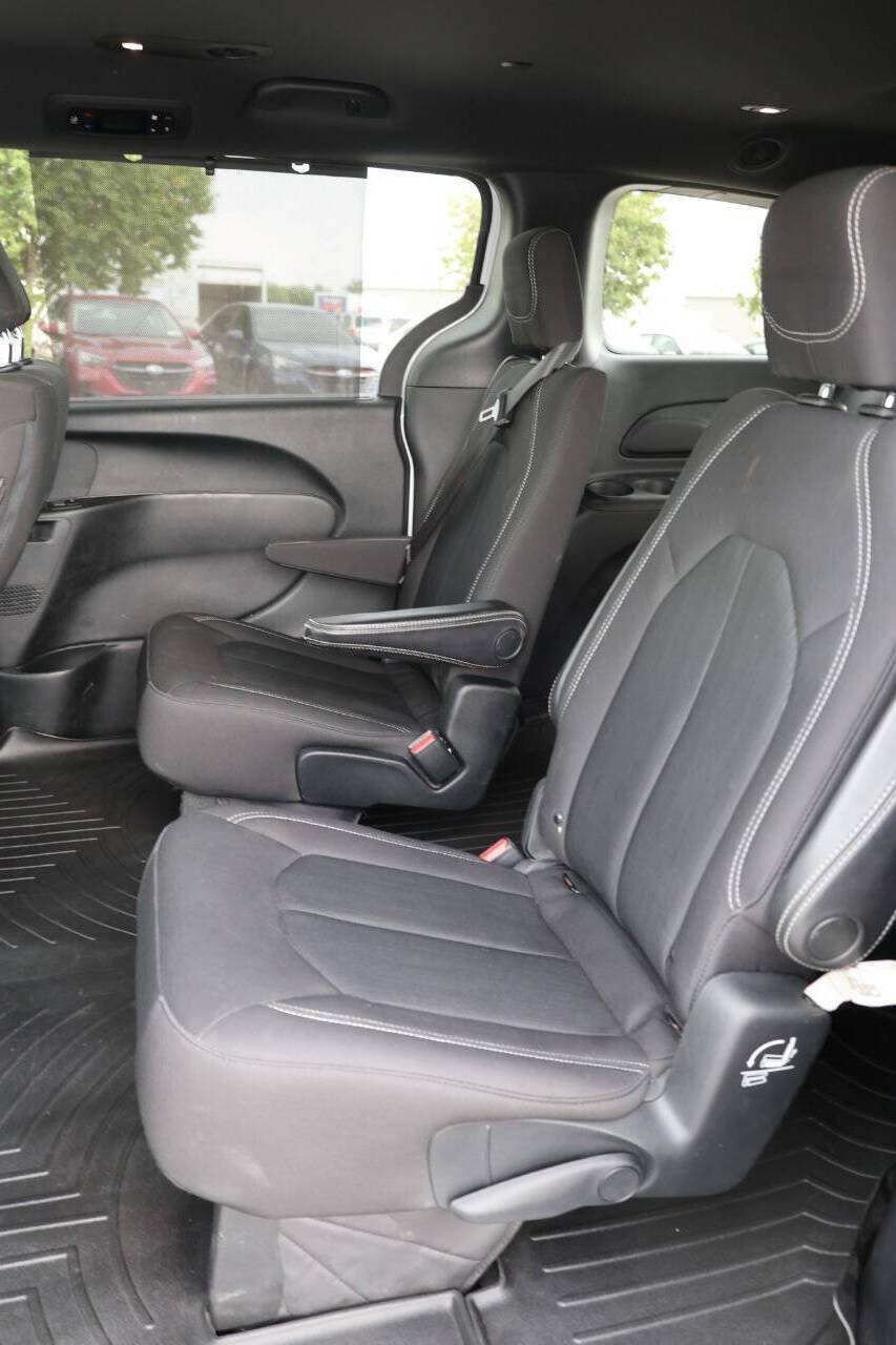 Used 2018 Chrysler Pacifica Touring Plus w/ S Appearance Package FWD image 18