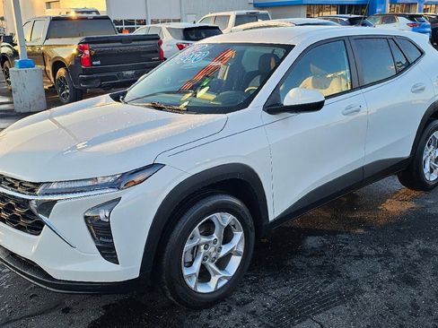 Used 2024 Chevrolet Trax LS w/ LS Convenience Package image 3