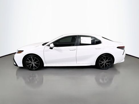 Used 2022 Toyota Camry SE image 9