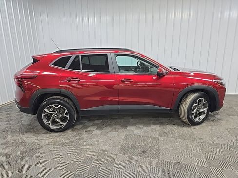 Used 2024 Chevrolet Trax LT w/ Sunroof Package image 2