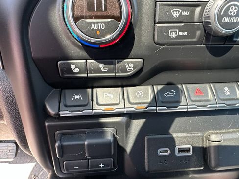 Used 2019 Chevrolet Silverado 1500 LTZ w/ LTZ Premium Package AWD/4WD image 16