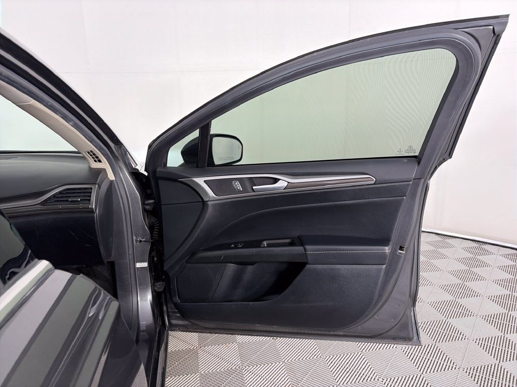 Used 2018 Ford Fusion SE w/ Equipment Group 602A FWD image 30