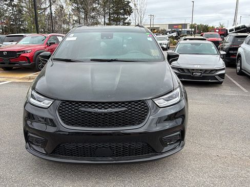 Used 2024 Chrysler Pacifica Premium image 3