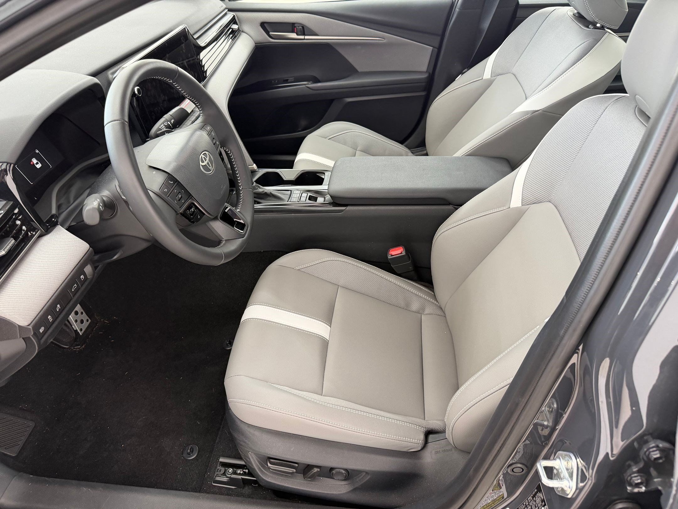 Used 2026 Toyota Camry SE w/ Multimedia Upgrade Package FWD image 5
