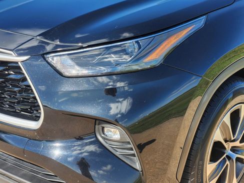 Used 2023 Toyota Highlander XLE FWD image 9
