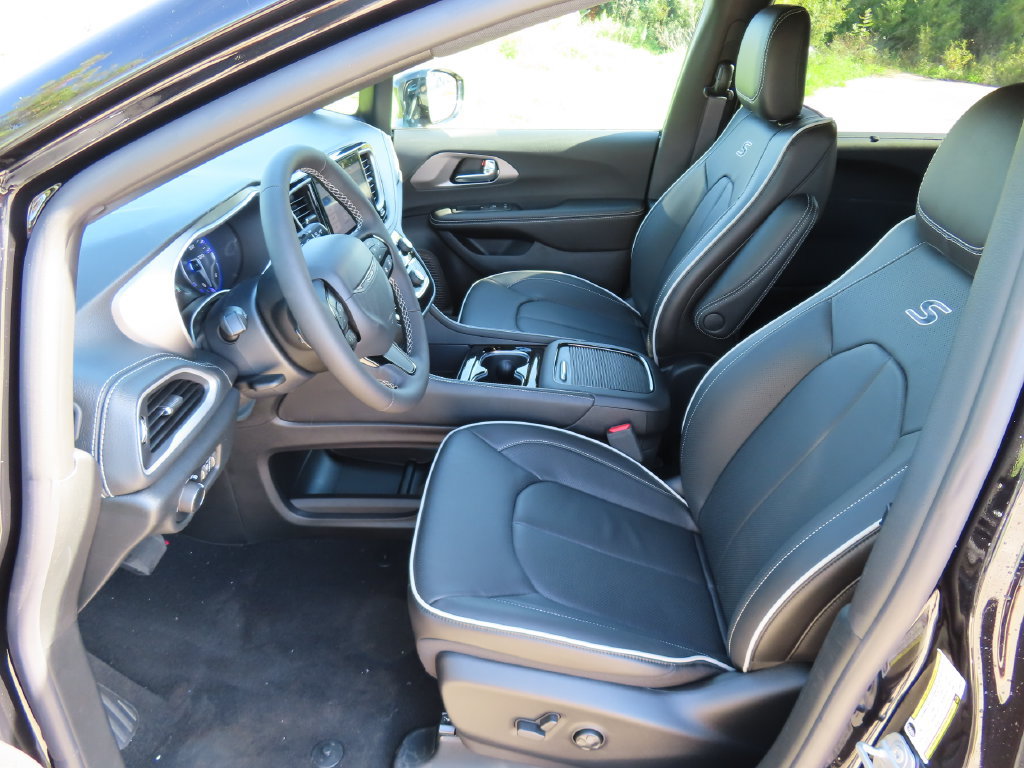New 2027 Chrysler Pacifica Limited w/ Family Tech Group AWD/4WD image 24